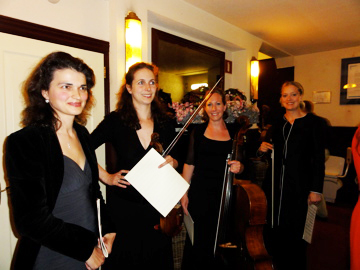 De musici van het Lindegrachtconcert op 26 juli 2011 tijdens de pauze