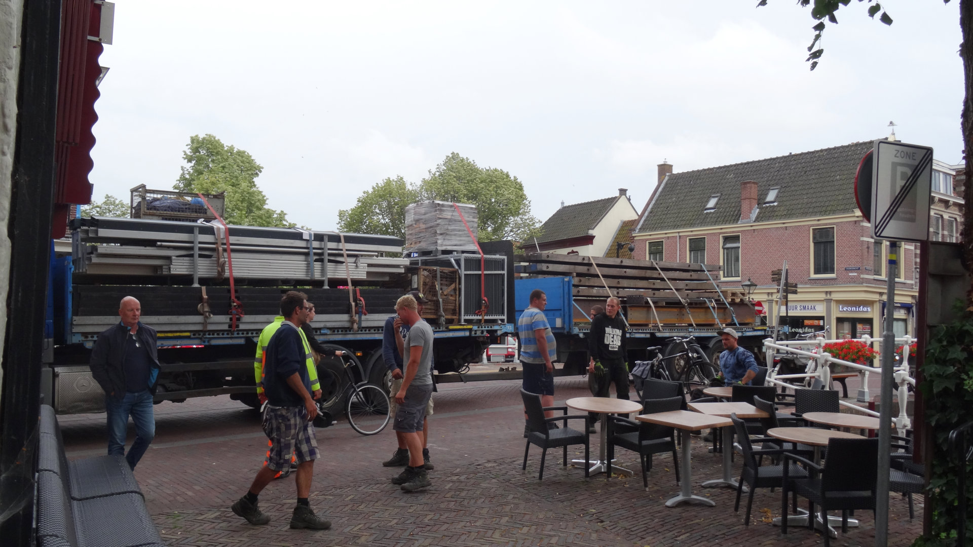 Het complete podium op ligt klaar op de vrachtwagen - Foto: Jaap 't Hooft